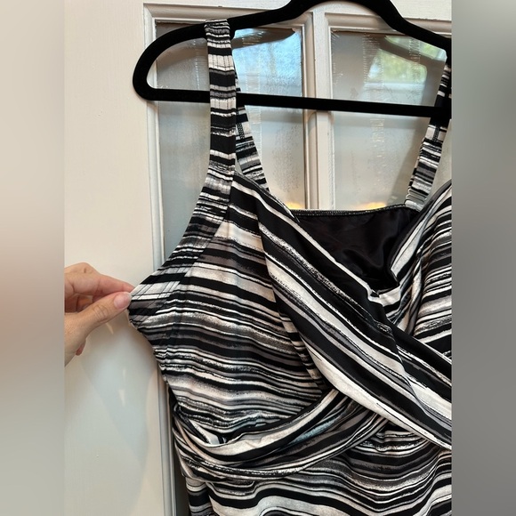 Lands' End Women's Plus Size 22W Black Grey Wrap Underwire Tankini Swimsuit Top - Picture 3 of 11